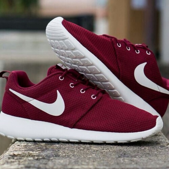 nike roshe one burgundy