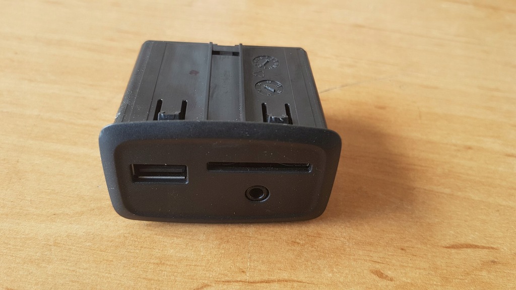 GNIAZDO AUDIO AUX USB SD JACK RENAULT 280233698R