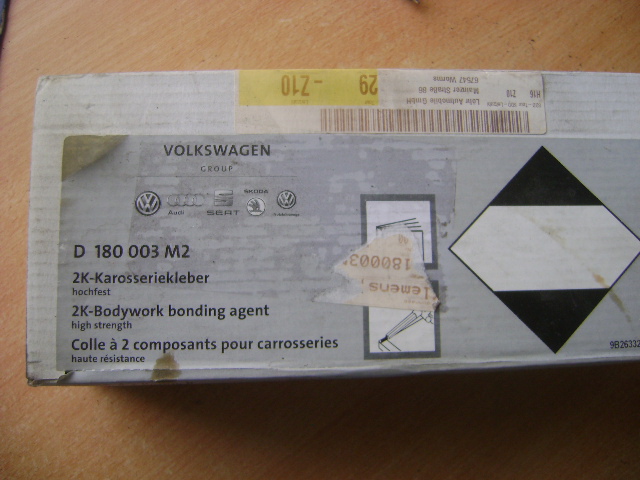 VW AUDI KLEJ PREPARAT DO DACHU BŁOTNIKÓW D180003M2