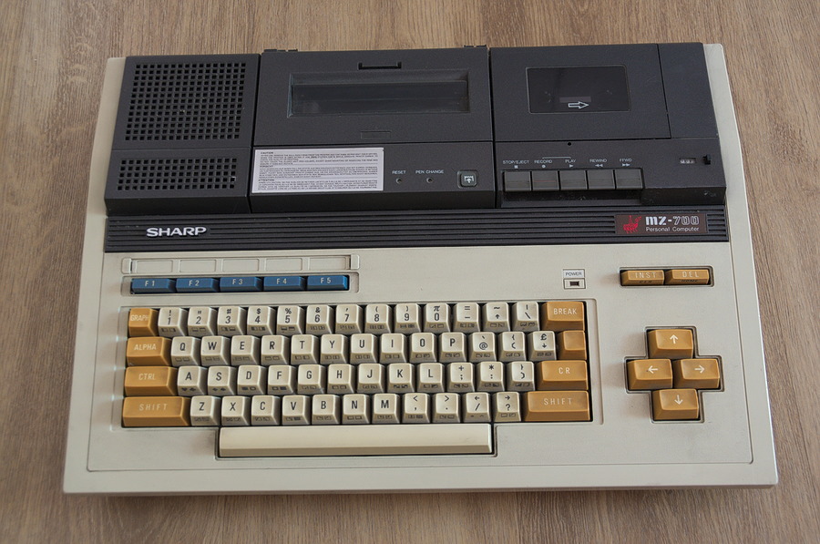 SHARP MZ-700 クリーンコンピュータ SHARPのクリーンコンピュータ「MZ」シリーズ 後期モデルと、1980