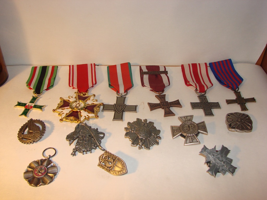 medale ,odznaki -cena za całość