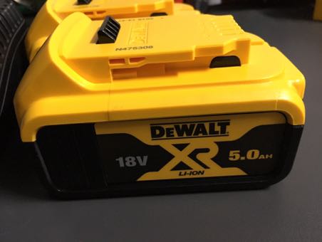 zestaw dwa akumulatory drwald 18 V plus ładowarka