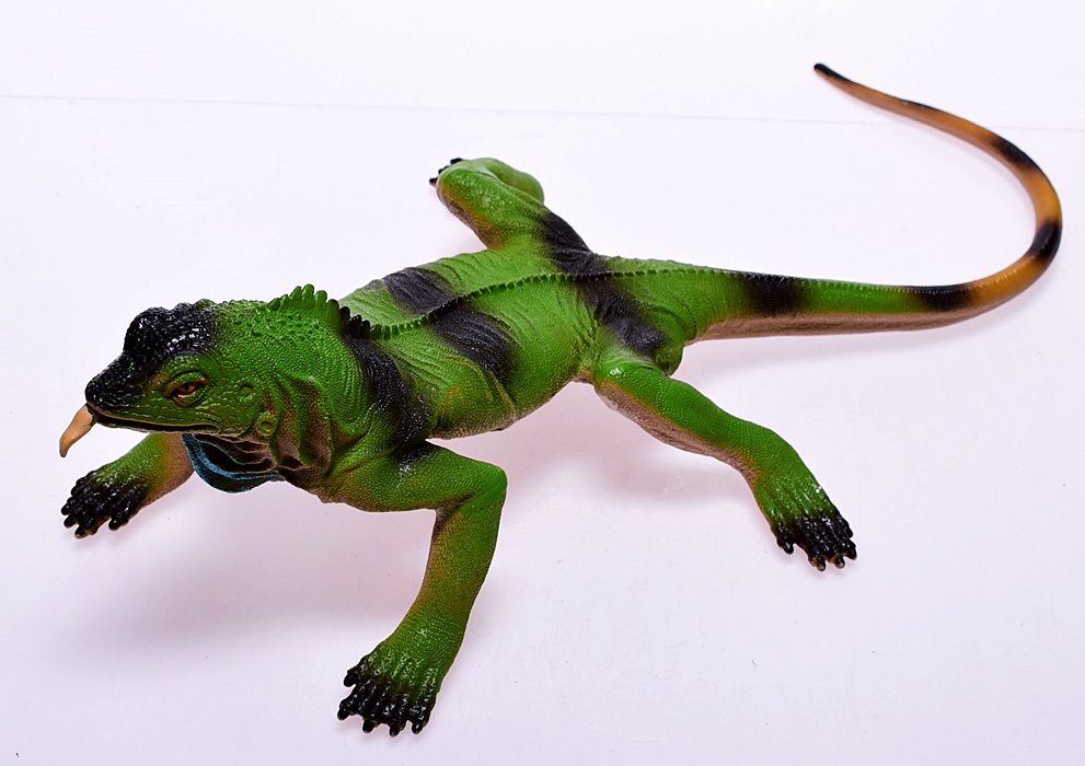 5849-71 ...... i#u FIGURKA JASZCZURKA TIGUANA 42CM