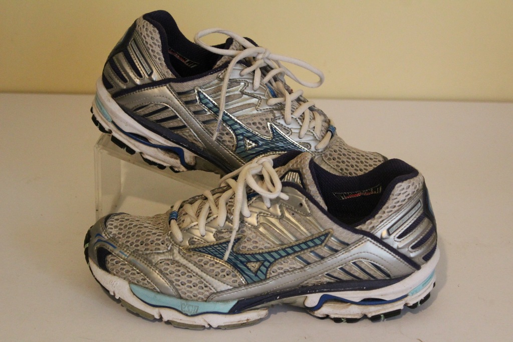 mizuno wave nirvana 2
