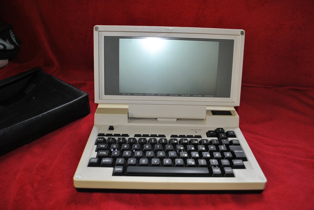 TANDY 200 VINTAGE LAPTOP KOMUTER RARYTAS !!!!