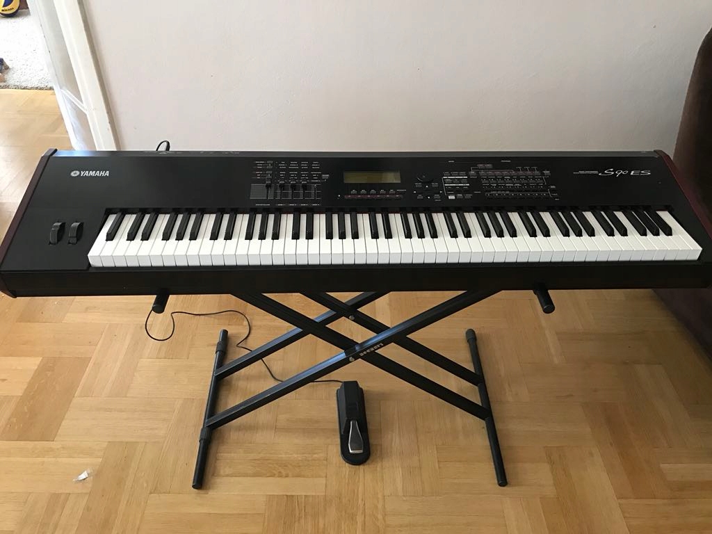 Pianino Yamaha S90 ES