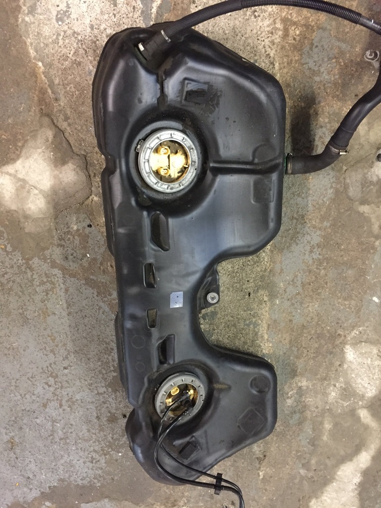 BMW E90 E92 E93 330d ZBIORNIK PALIWA BAK, POMPY