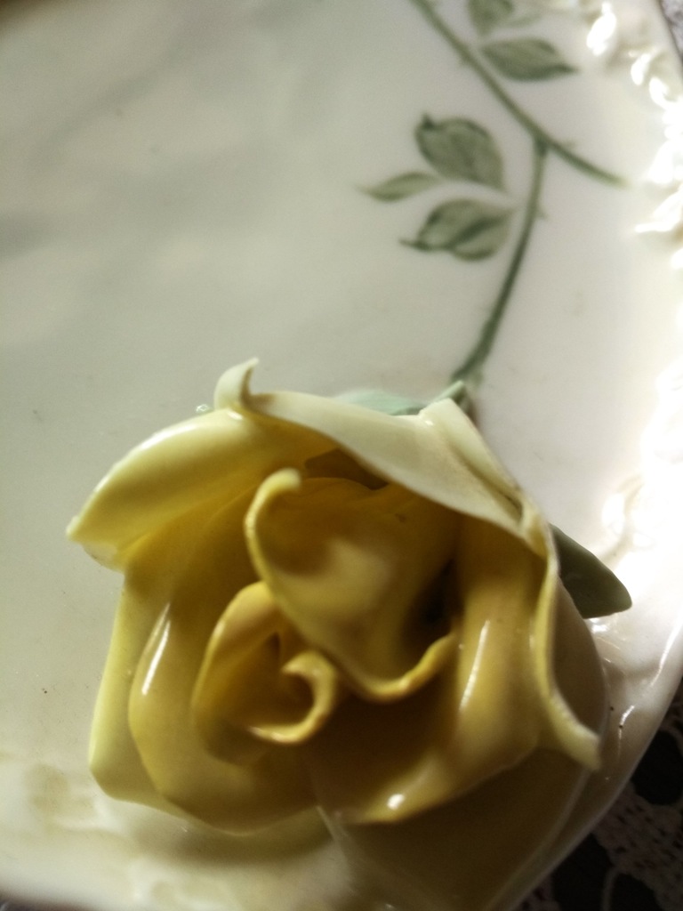TALERZ Z RÓŻĄ ENS SYGNOWANY PORCELANA FIGURKA