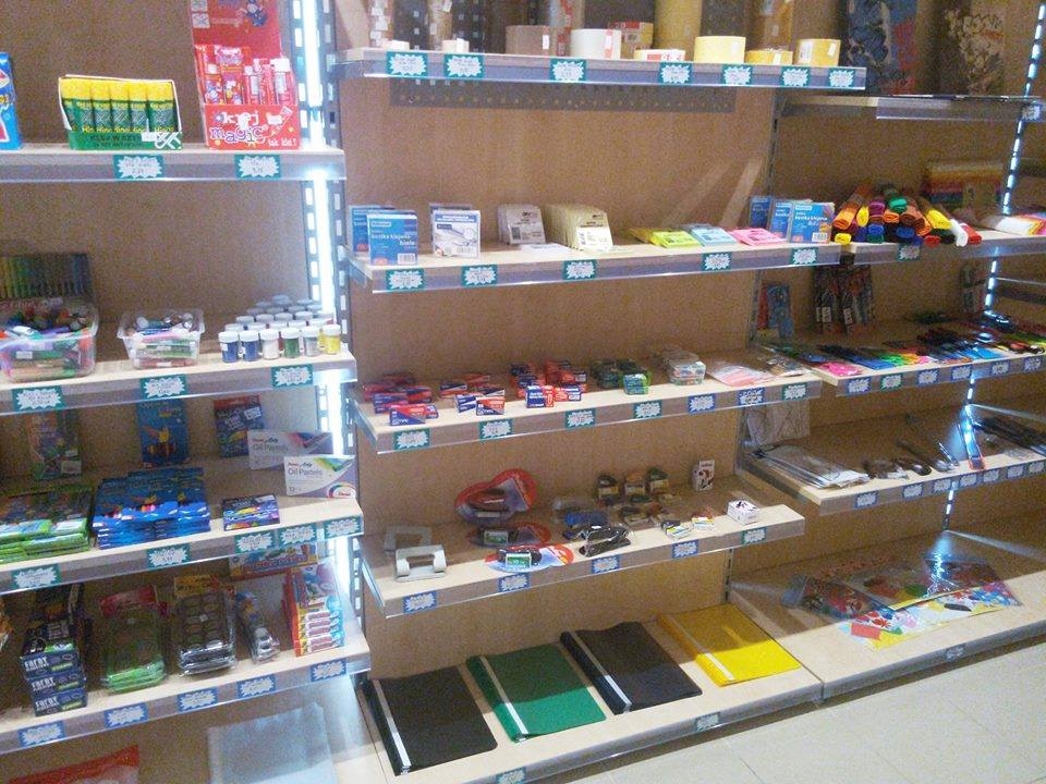 Porównaj Ceny Podanych Artykułów Z Wystawy Kiosku Papierniczego