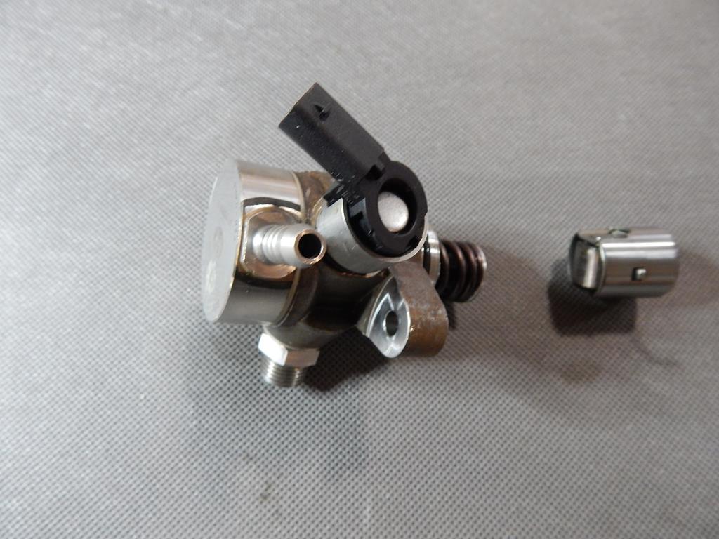 VW GOLF 7 SPORTSVAN feed pump V03946016BK