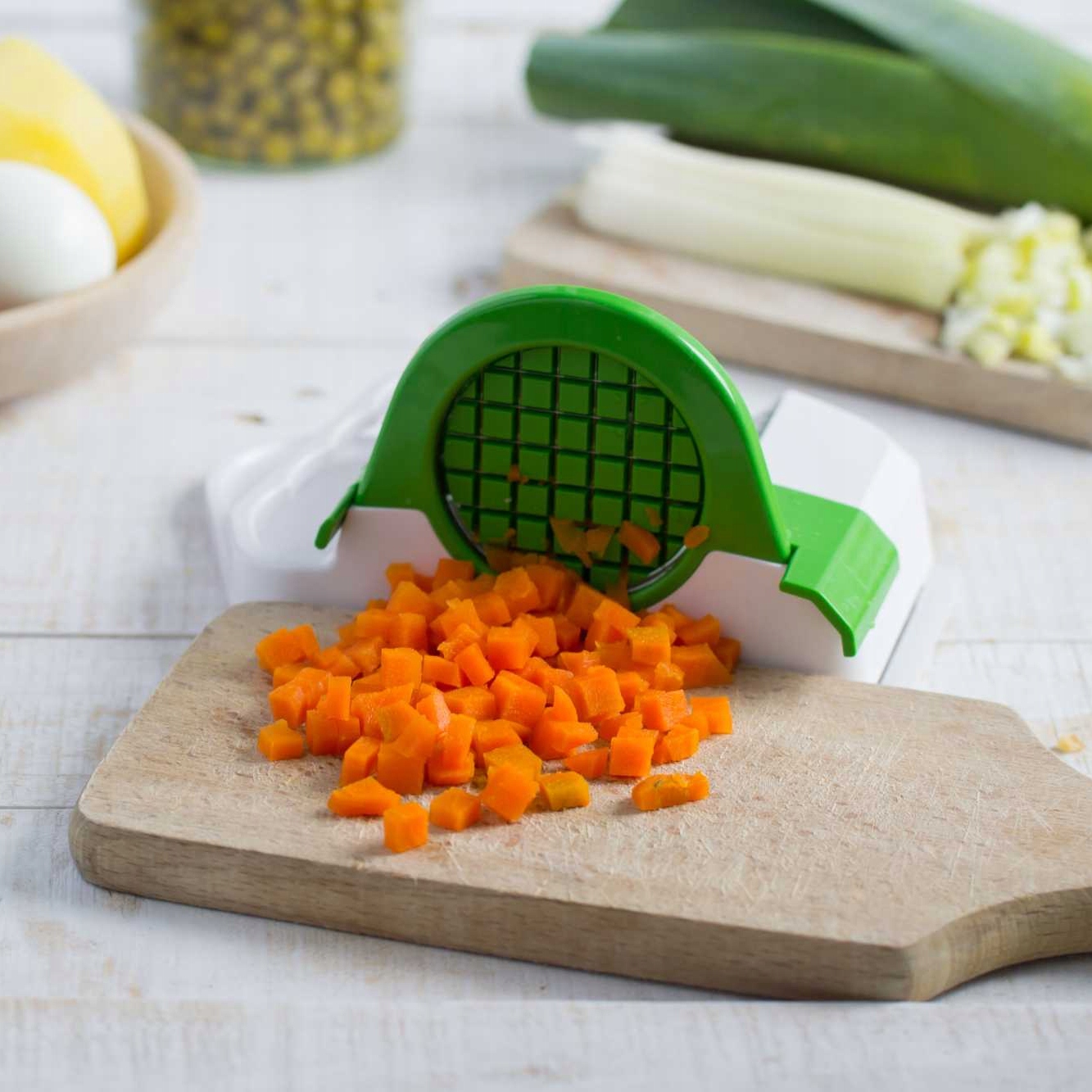 Рубить овощи. Нарезка кубиками овощерезка. Нарезка овощей кубиками овощерезка. Нож для нарезки овощей кубиками. Овощерезка для салатов кубиками.