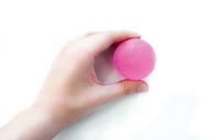 Piłeczka Qmed różowy żelowa do ćwiczeń rehabilitacji piłka