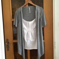 SWETER TU(XL) SZARY ASYMETRYCZ Z BIAŁĄ BLUZKĄ JN