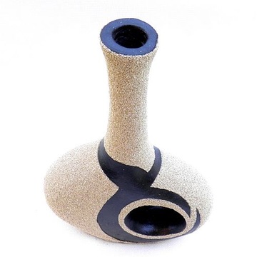 Декоративная терракотовая ваза, украшенная песком.