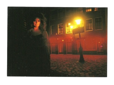 Pocztówka - Bea i uliczna latarnia nocą