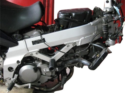 RAMA Z DOKUMENTAMI SUZUKI DL 650 2004