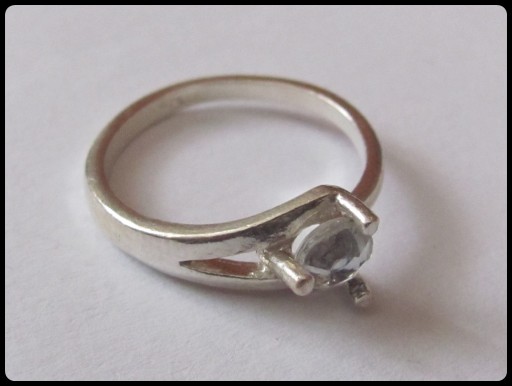 Zdjęcie oferty: Srebrny pierścionek z cyrkonią próba 925