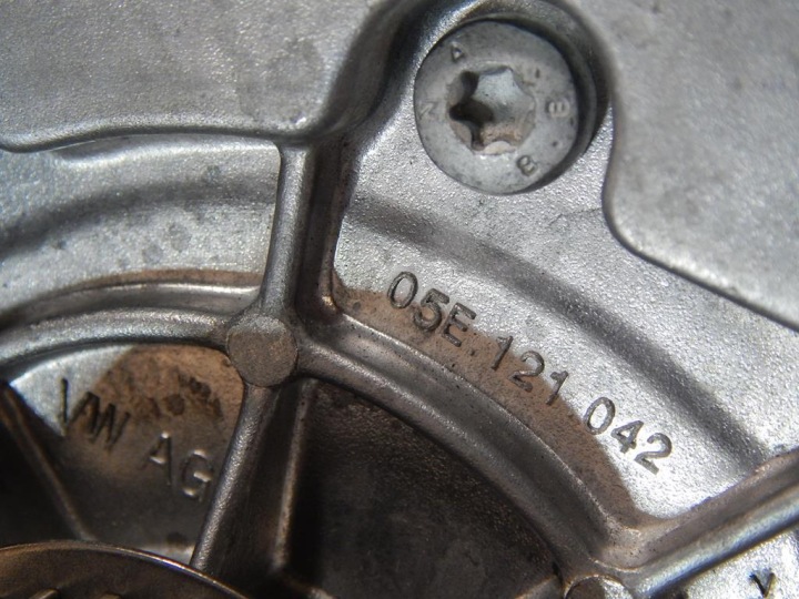 VW GOLF VII POMPE À EAU 04E907593 05W121042