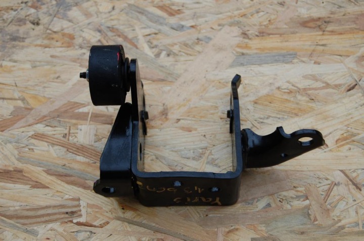 holder holder of the engine TOYOTA YARIS 1.3VVTI 2013