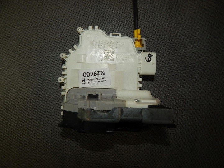 AUDI S5 F5 de la Serrure Portière Droite 8X1837016B