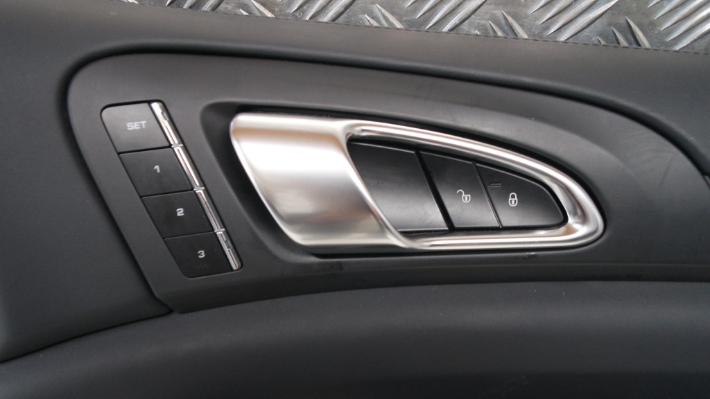 Porsche cayenne 7p5 сидіння оббивка чорна m60 Ціна