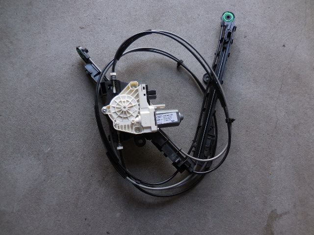 фото №1, Механизм шторка багажника audi оригинальный номер 4m0863560